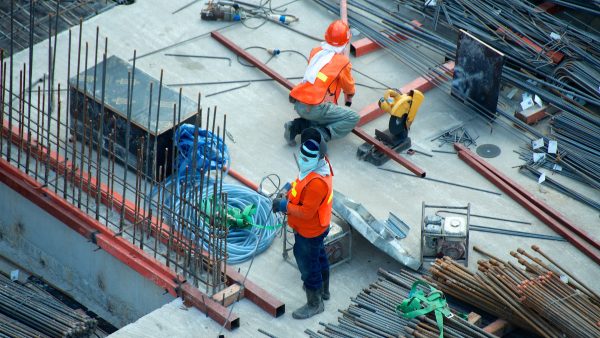 Bauarbeiter arbeiten auf der Baustelle in Mönchengladbach und sind in der Ausführungsphase