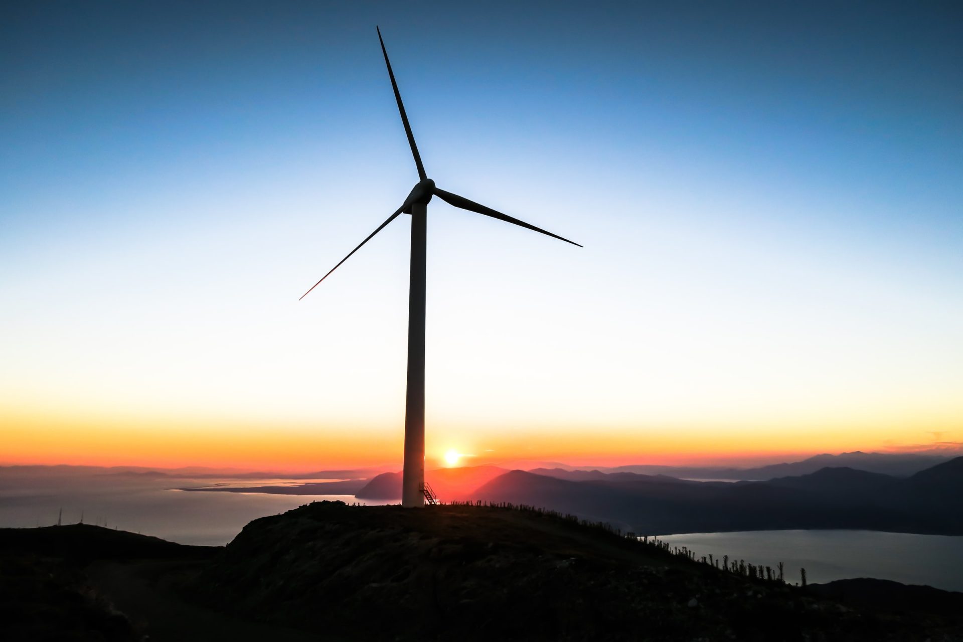 Windrad bei Sonnenuntergang auf Berg in Mönchengladbach