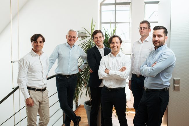 Das Team Bürgschaft von Virnich Partners gemeinsam im Büro in Mönchengladbach