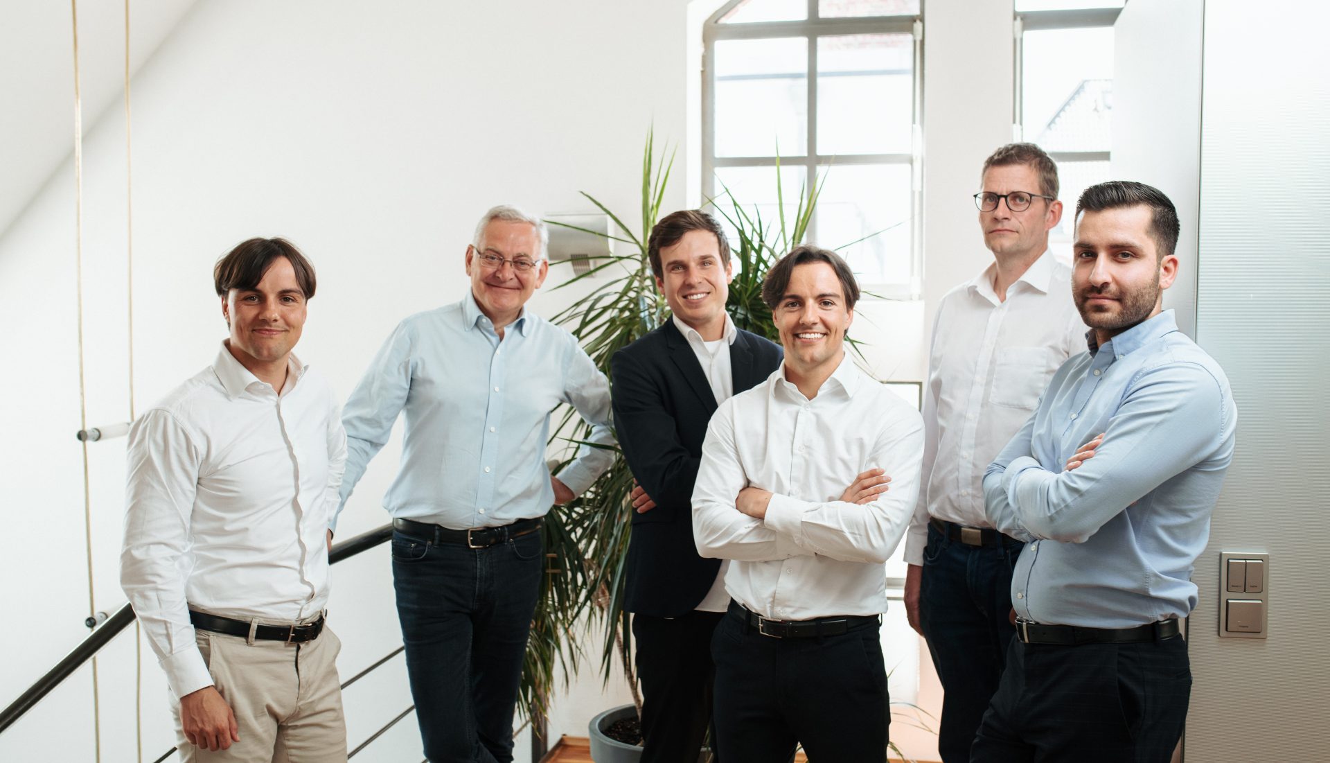 Das Team Bürgschaft von Virnich Partners gemeinsam im Büro in Mönchengladbach