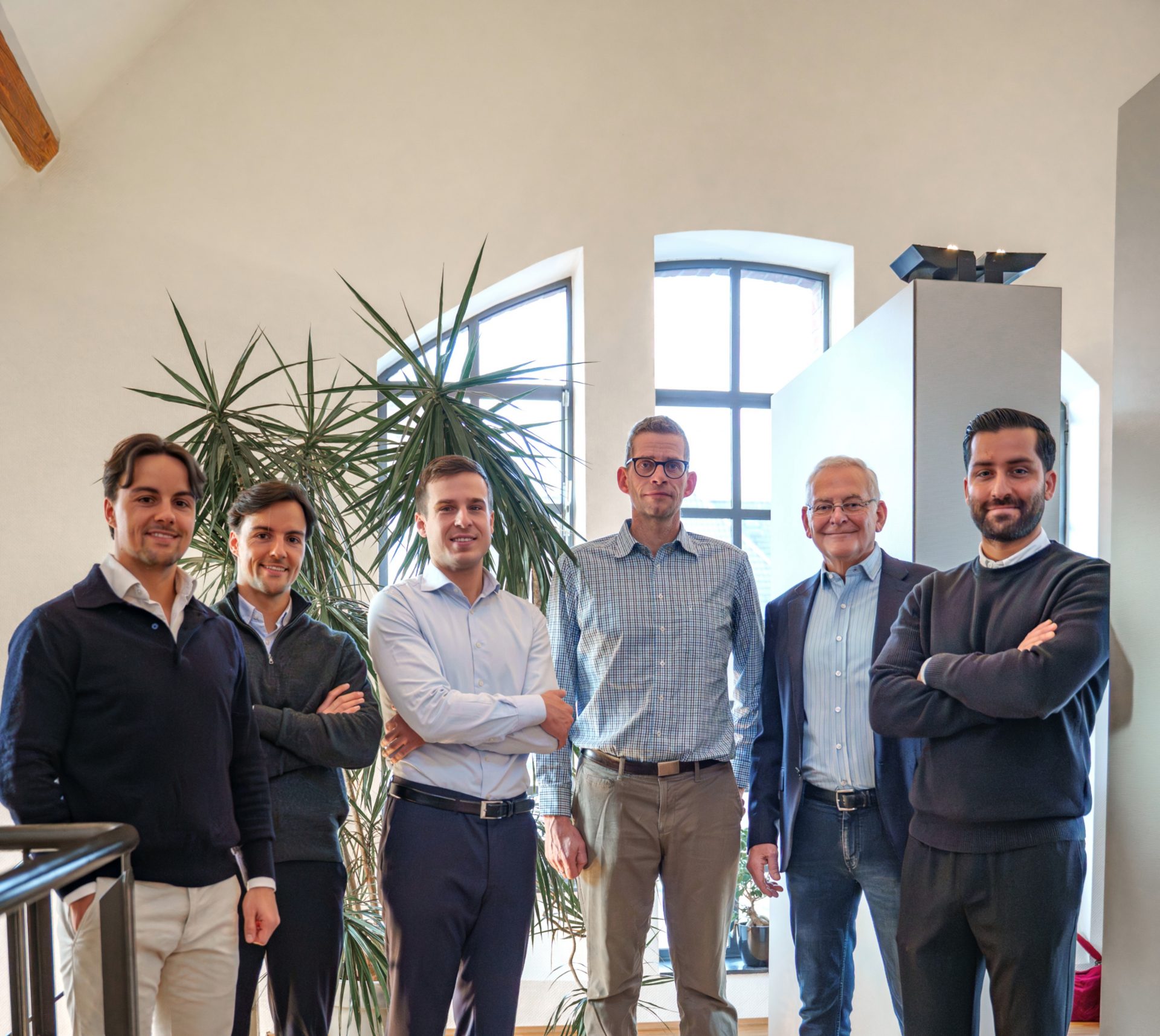 Das Team Bürgschaft von Virnich Partners gemeinsam im Büro in Mönchengladbach
